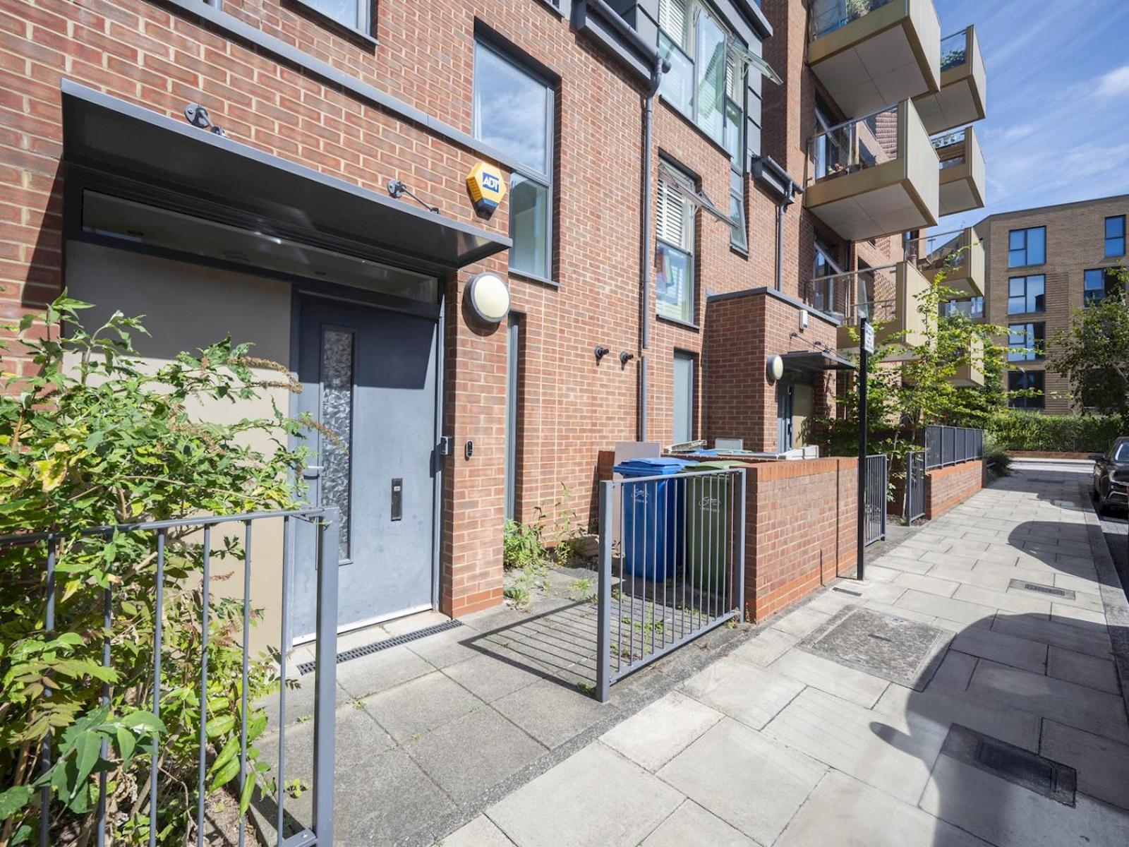 Camberwell Central Spacious Townhouse Se5 Pass The Keys *